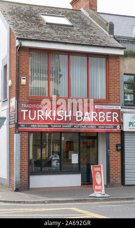 En dehors d'un coiffeur turc sur avant de route principale en rouge et blanc coiffure turc signe. Banque D'Images