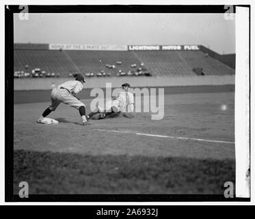 Babe Ruth Yankees en cinquième manche essaie d'aller de la première à la troisième sur la maladie de Lou Gehrig). Sénateurs de troisième but Ossie est Bluege. Yankees ont gagné 3-2 Banque D'Images