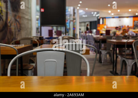 Close up et sélectionné l'accent sur des chaises en métal dans la salle de restaurant avec style industriel loft design intérieur. Banque D'Images