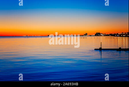 Le soleil se couche sur la plage de Biloxi, 24 novembre 2012 à Biloxi, Mississippi. Banque D'Images