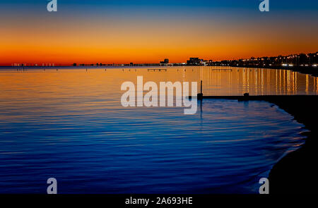 Le soleil se couche sur la plage de Biloxi, 24 novembre 2012 à Biloxi, Mississippi. Banque D'Images