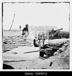 Yorktown, Virginia (environs). Un deux-gun batterie confédérée protégés par des sacs de sable au sud de Yorktown. Près de fusil, 32-pdr. Marine, loin, des armes à feu 24-pdr pièce de siège. Banque D'Images