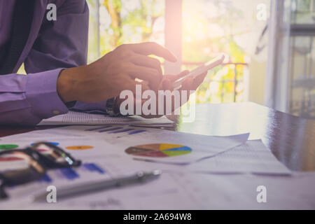 Homme d'affaires ou de travail comptable sur la calculatrice pour calculer les données de l'entreprise concept. Conseiller en placement,comptabilité consulting financial situation sur le Banque D'Images