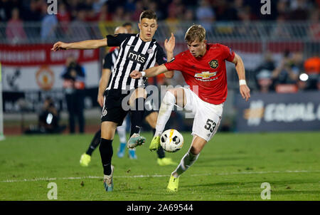 Belgrade. 24 Oct, 2019. Manchester United, Brandon Williams (R) rivalise avec le Partizan Belgrade Slobodan Urosevic au cours d'un groupe de l'UEFA Europa League football match entre Manchester United et le Partizan de Belgrade, Serbie le 24 octobre 2019. Credit : Predrag Milosavljevic/Xinhua/Alamy Live News Banque D'Images