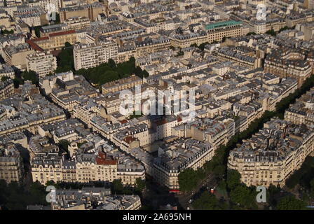 Paris, Ile de France / France - le 23 juin 2016 : Ombre de la Tour Eiffel elle-même coulée sur la ville de Paris ci-dessous Banque D'Images