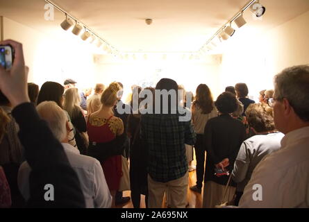 Middletown, CT / USA - 20 septembre 2017 : Foule d'étudiants et d'enseignants participant à une discussion avec l'artiste au centre de Freeman Mansfield St de l'Asie de l'Est Banque D'Images