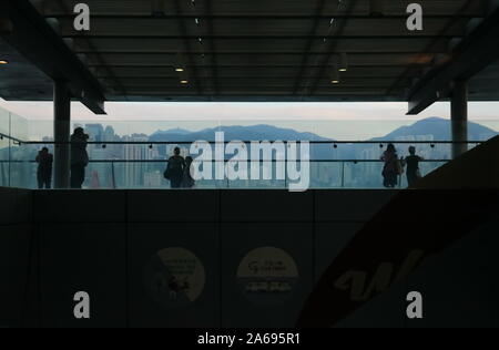 Hong Kong, Hong Kong - le 28 novembre 2017 : les touristes prendre des photos lors du port de Victoria en face de la ville Banque D'Images