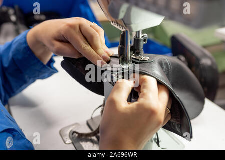 Le processus de couture chaussures sur une machine à coudre. Service de la production. Banque D'Images