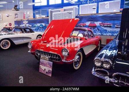 Punta Gorda, Florida, USA - Le 13 octobre 2019 : Chevrolet Corvette 1957 rouge affiche originale au musée de la ville de voiture de muscle. Utilisation éditoriale Banque D'Images