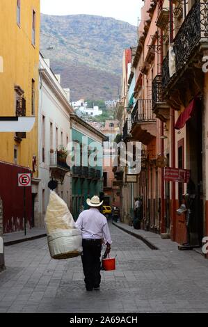 Scène de rue à Guanajuato, Mexique. Homme à la maison après une longue journée de travail. Banque D'Images