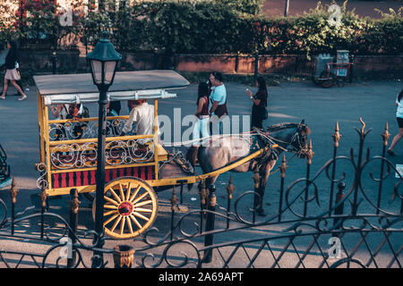 Manille, Philippines - Dec 16, 2018 : avec le transport de chevaux attendent les touristes en vue de district Intramuros Fort colonial espagnol Santiago Banque D'Images