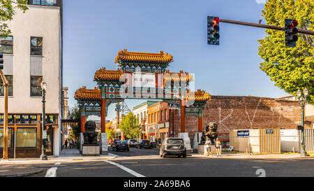 Portland, Oregon - 26 Avril 2018 : La sculpture de la porte de Chinatown. Il est à l'entrée de la vieille ville quartier Chinatown Banque D'Images