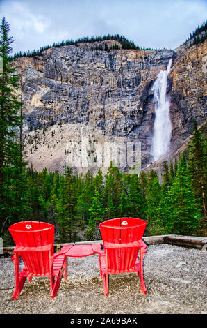 Deux des chaises disposés en plein air avec vue sur les chutes Takakkaw, dans le parc national Banff en Alberta Banque D'Images