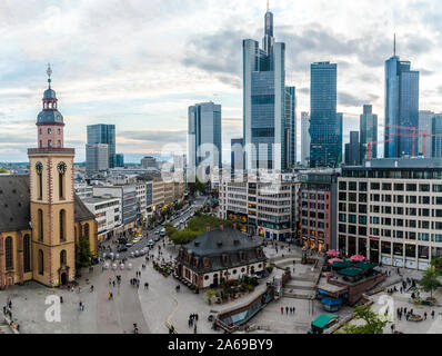 Francfort, Allemagne : Octobre 5th, 2019 : vue sur la ville de Francfort, avec l'église St Katharinen Kirche et de l'architecture moderne à l'arrière-plan. Banque D'Images