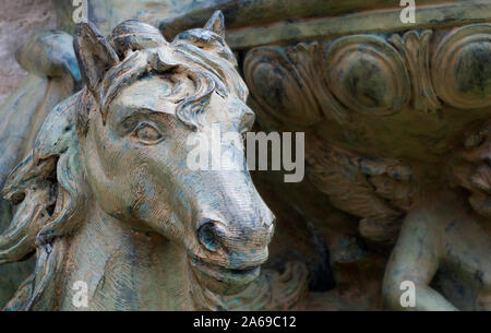 Gros plan d'une tête de cheval tête de statue qui faisait partie d'une fontaine de sculptures en plein air. Banque D'Images