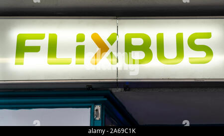 Francfort, Allemagne - Octobre 5th, 2019 : Flixbus logo sur la billetterie. Flixbus est une marque qui offre des services d'autocars dans toute l'Europe Banque D'Images