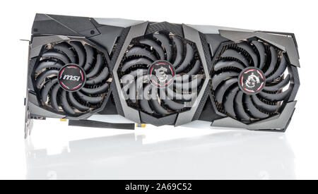 Winneconne, WI - 10 octobre 2019 : un paquet de MSI GEforce rtx gaming x trio 2080 TI carte vidéo sur un fond isolé Banque D'Images