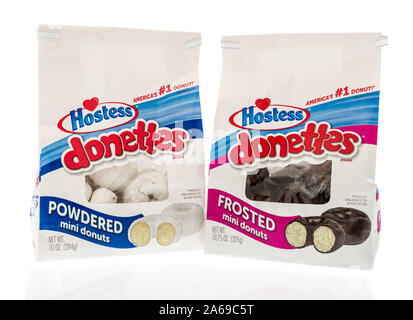 Winneconne, WI - 10 octobre 2019 : un paquet de 25 $ avec donettes powered et dépoli mini donuts sur une base isolée Banque D'Images