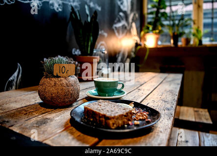 Berlin, Allemagne. 24 Oct, 2019. Café, gâteau et plantes d'intérieur sont tous sur une table à café' 'Les Verts'. (À Korr ' Green et chic : jeunes citadins laissez-boom du marché des plantes' du 25.10.2019) Crédit : Britta Pedersen/dpa-Zentralbild/dpa/Alamy Live News Banque D'Images