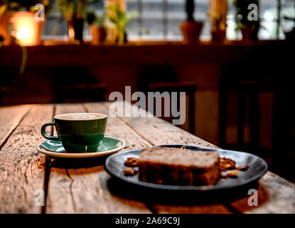 Berlin, Allemagne. 24 Oct, 2019. Du café et des gâteaux sont disponibles sur une table à café' 'Les Verts'. (À Korr ' Green et chic : jeunes citadins laissez-boom du marché des plantes' du 25.10.2019) Crédit : Britta Pedersen/dpa-Zentralbild/dpa/Alamy Live News Banque D'Images