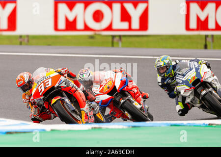 Phillip Island, Australie. 25 octobre, 2019. Marc Márquez (93) équitation pour Repsol Honda Team (ESP) en avant de Jack Miller (43) équitation pour Alma Pramac Racing (AUS) lors des Essais Libres 1 à l'Promac Generac Australian MotoGP. Crédit : Dave Hewison/Alamy Live News Banque D'Images