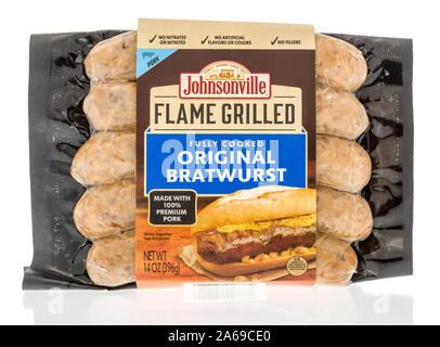 Winneconne, WI - 23 octobre 2019 : un paquet de Johnsonville bratwurst entièrement cuit grillés sur un fond isolé Banque D'Images