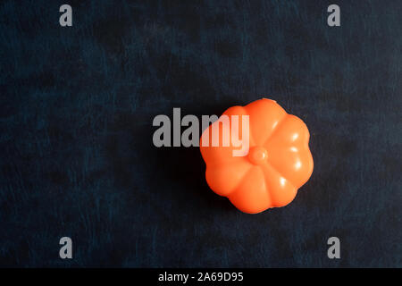 Mise à fruit citrouille en plastique isolé sur fond blanc Banque D'Images