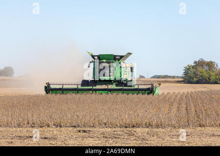 La récolte de soja sud de Wapello, Iowa. Banque D'Images