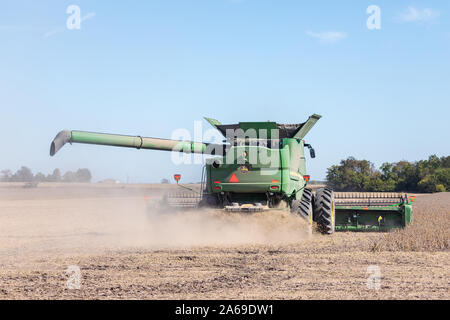 La récolte de soja sud de Wapello, Iowa. Banque D'Images