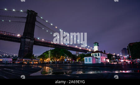 Vues de la nuit sur DUMBO, Brooklyn de Brooklyn Bridge Park Pier 1 Banque D'Images