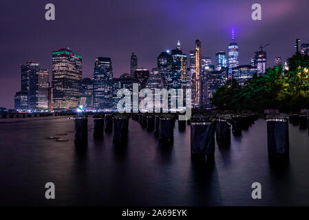 Vues de la nuit sur la partie basse de Manhattan de Brooklyn Bridge Park Banque D'Images