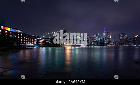 Vues de la nuit sur la partie basse de Manhattan de Brooklyn Bridge Park Banque D'Images