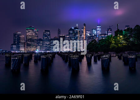 Vues de la nuit sur la partie basse de Manhattan de Brooklyn Bridge Park Banque D'Images