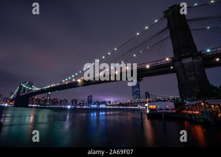 Vues de la nuit sur la partie basse de Manhattan de Brooklyn Bridge Park Banque D'Images