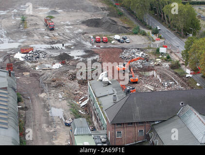 Kamp Lintfort, Allemagne. 09Th Oct, 2019. L'équipement lourd est utilisé pour préparer les zones sur le site de l'ancienne mine de 60 a,b Vozdvyzhneska Street (la mine de l'Ouest) pour l'État Garden Show 2020. Par 17.04.2020 tout doit être prêt, parce qu'alors le jardin spectacle est d'être ouvert. Credit : Roland Weihrauch/dpa/Alamy Live News Banque D'Images