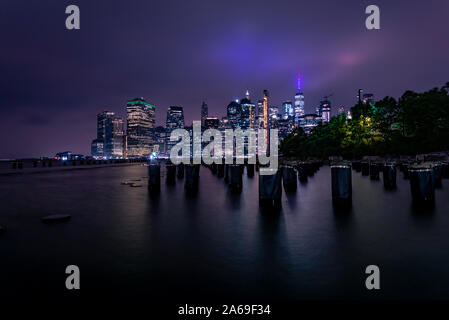 Vues de la nuit sur la partie basse de Manhattan de Brooklyn Bridge Park Banque D'Images