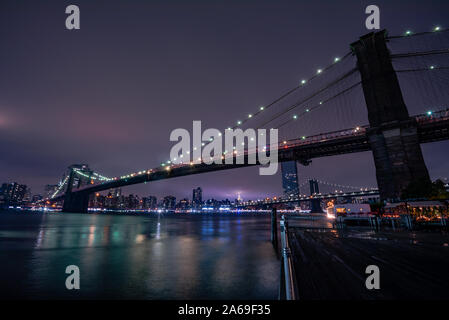 Vues de la nuit sur la partie basse de Manhattan de Brooklyn Bridge Park Banque D'Images