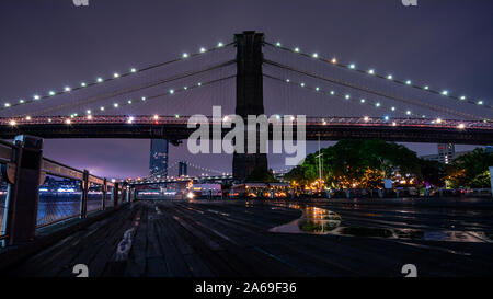 Vues de la nuit sur DUMBO, Brooklyn de Brooklyn Bridge Park Pier 1 Banque D'Images