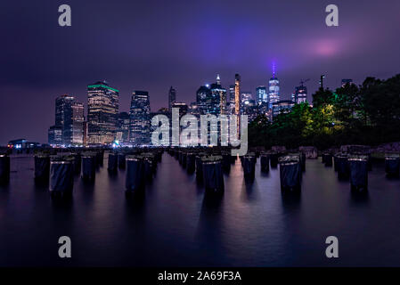 Vues de la nuit sur la partie basse de Manhattan de Brooklyn Bridge Park Banque D'Images