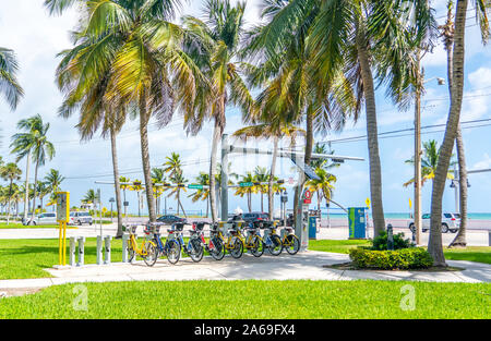 FORT LAUDERDALE, Florida, USA - 20 septembre 2019 : des vélos à louer à des kiosques publics à Fort Lauderdale, en Floride. Banque D'Images