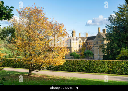 Batsford Manor House à l'automne. Batsford, Moreton-in-Marsh, Cotswolds, Gloucestershire, Angleterre Banque D'Images