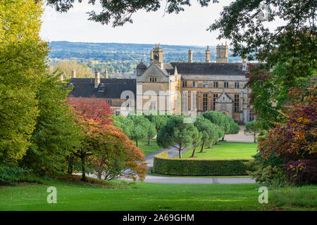 Batsford Manor House à l'automne. Batsford, Moreton-in-Marsh, Cotswolds, Gloucestershire, Angleterre Banque D'Images