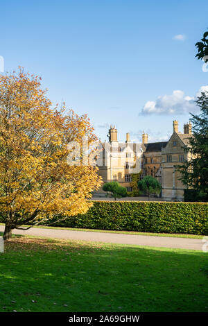 Batsford Manor House à l'automne. Batsford, Moreton-in-Marsh, Cotswolds, Gloucestershire, Angleterre Banque D'Images