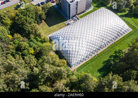 Dôme de tennis gonflable dans le parc en été. Vue aérienne de sports centre Banque D'Images