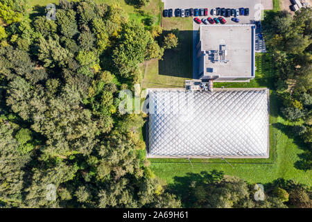 Vue d'en haut de tennis gonflable en vert parc d'été de droit aérien. Banque D'Images