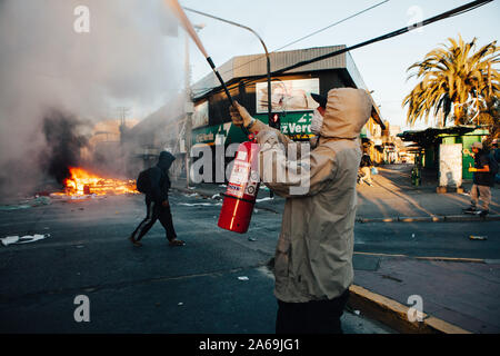 QUILPUE, CHILI - 20 octobre 2019 - Barricades lors de manifestations du mouvement 'Esquive' contre le gouvernement de Sebastian Pinera Banque D'Images