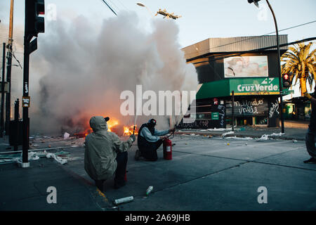 QUILPUE, CHILI - 20 octobre 2019 - Barricades lors de manifestations du mouvement 'Esquive' contre le gouvernement de Sebastian Pinera Banque D'Images