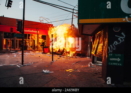 QUILPUE, CHILI - 20 octobre 2019 - Barricades lors de manifestations du mouvement 'Esquive' contre le gouvernement de Sebastian Pinera Banque D'Images