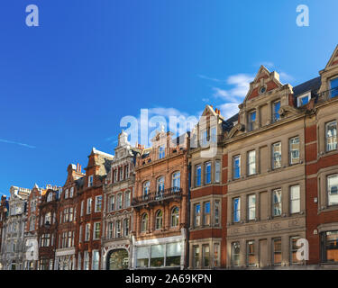 Maisons en rangée à Londres par temps clair Banque D'Images