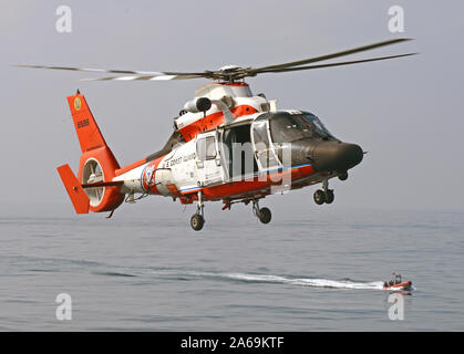 Un hélicoptère MH-65 déployés à bord de l'équipage Dolphin garde-côte de Stratton mène des opérations dans la mer Jaune 3 Octobre, 2019. La Stratton était sur un Conseil de sécurité de l'ONU patrouille les relations dans le cadre de la United States' contribution continue aux efforts internationaux dans la lutte contre les sanctions maritime de la Corée du Nord l'activité de fraude fiscale. U.S. Coast Guard photo de PA1 Nate Littlejohn Banque D'Images